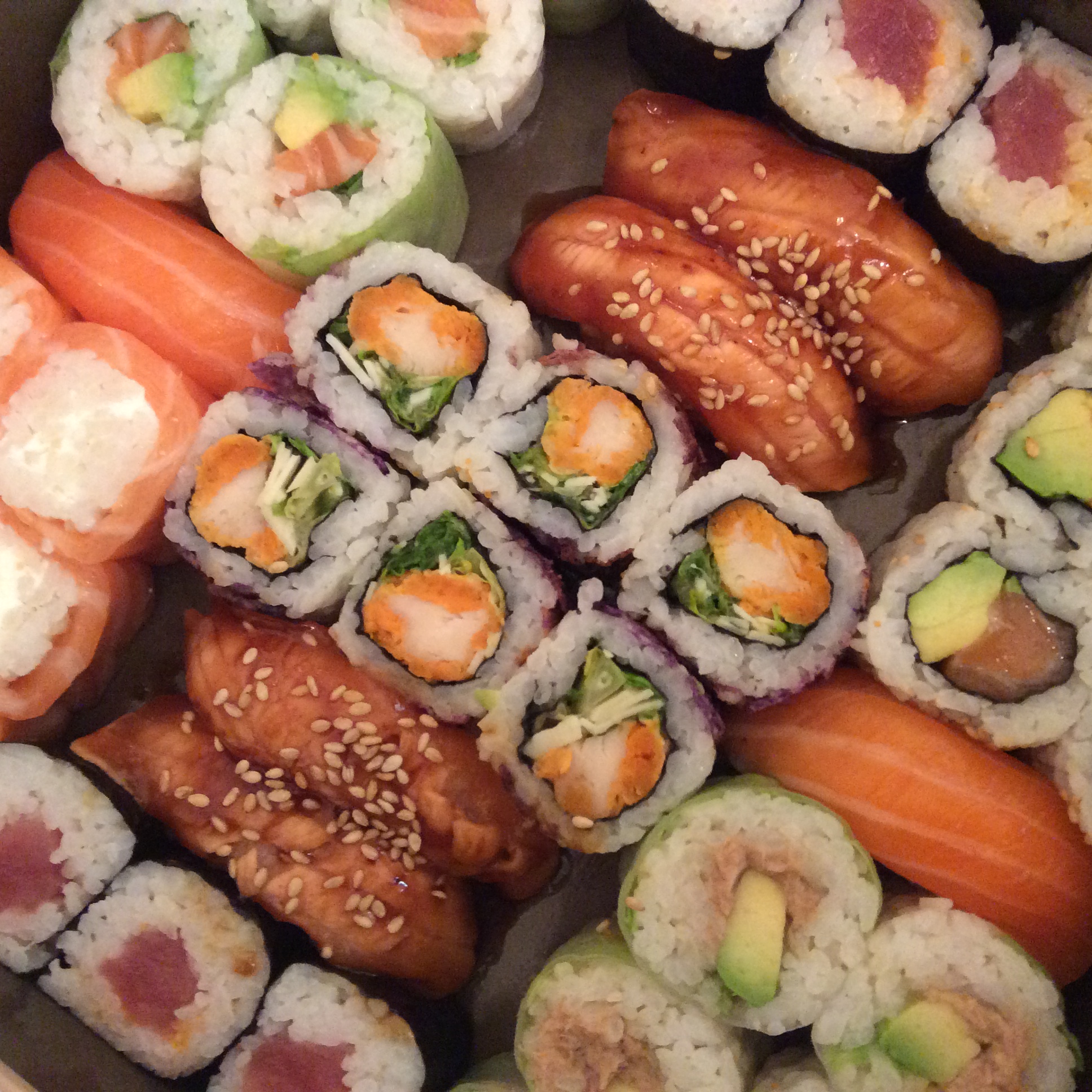 sushi shop propose une nouvelle box for two avec 42 sushi délicieux, les filles en espadrilles ont teste