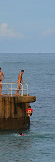 les filles en espadrilles vous présentent les stages d'été du biarritz sauvetage côtier pour les enfants