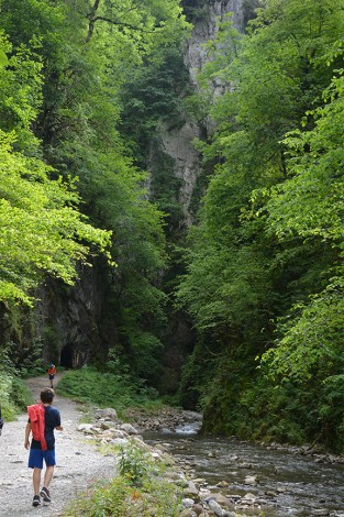 visiter les gorges de kakuetta au pays basque, c'est comme aller en amazonie, une promenade extraordinaire avec les filles en espadrilles