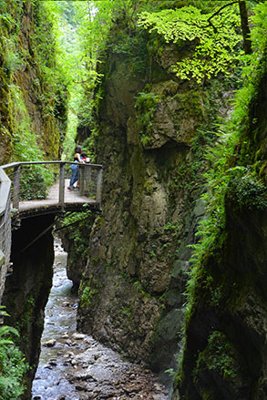 visiter les gorges de kakuetta au pays basque, c'est comme aller en amazonie, une promenade extraordinaire avec les filles en espadrilles