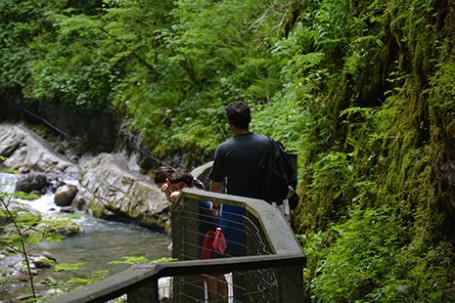 visiter les gorges de kakuetta au pays basque, c'est comme aller en amazonie, une promenade extraordinaire avec les filles en espadrilles